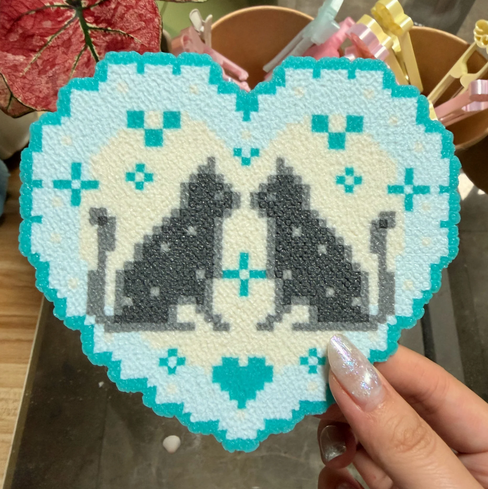 Heart‑Shaped Cats – Two Kittens Facing Each Other – Pixel Perler Art