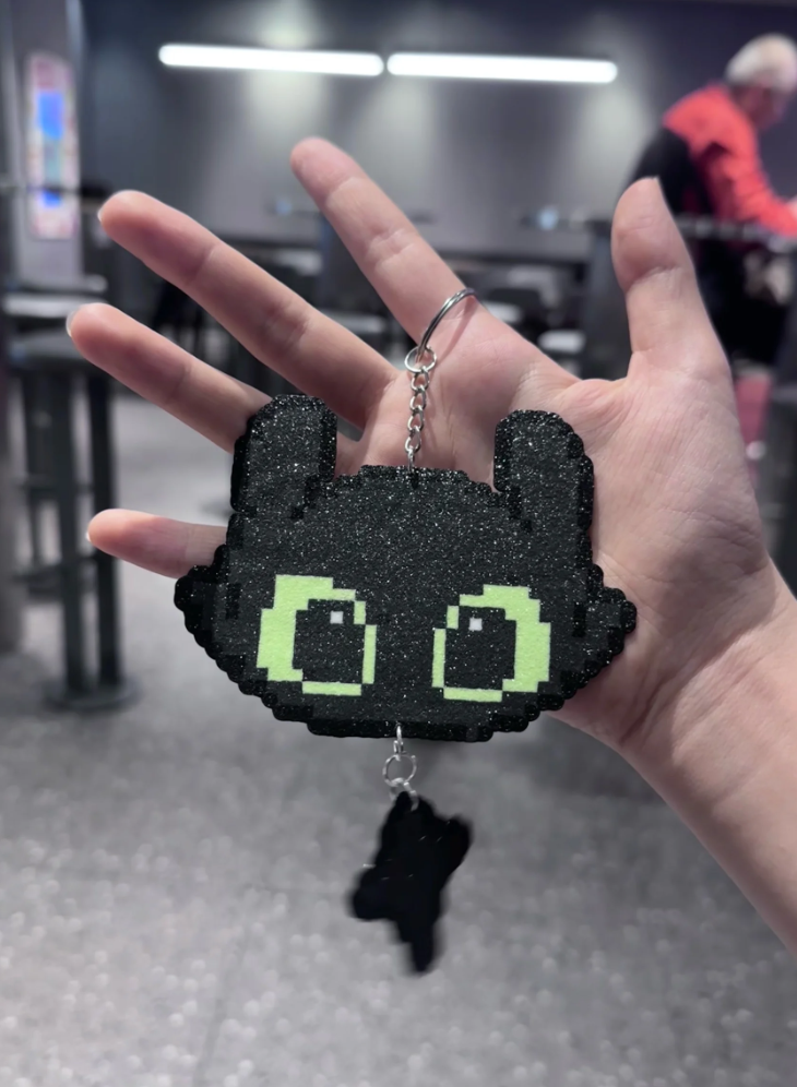 Toothless‑Style Black Dragon Keychain – Glitter Head & Tail with Neon Green Eyes – Dark Cute Pendant