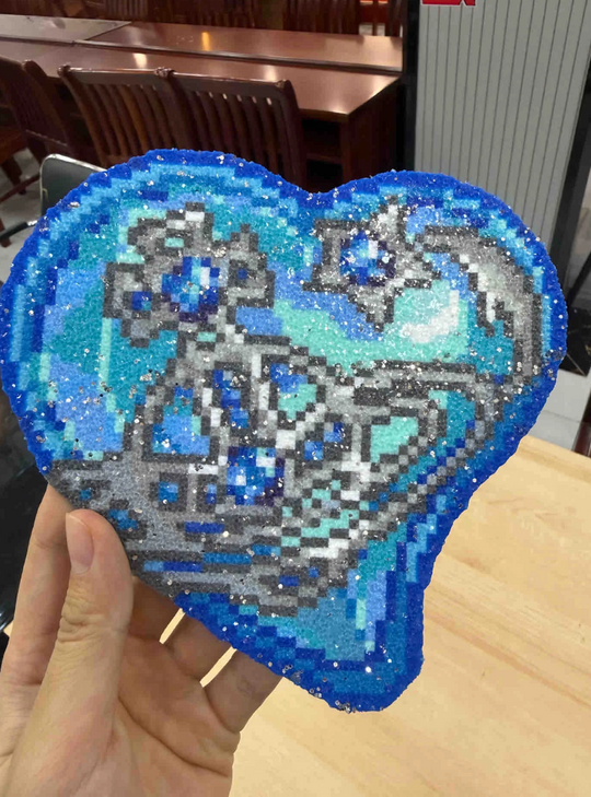 Blue Glitter Heart Coaster – Crown Motif & Icy Gradient – Royal Shimmering Decor