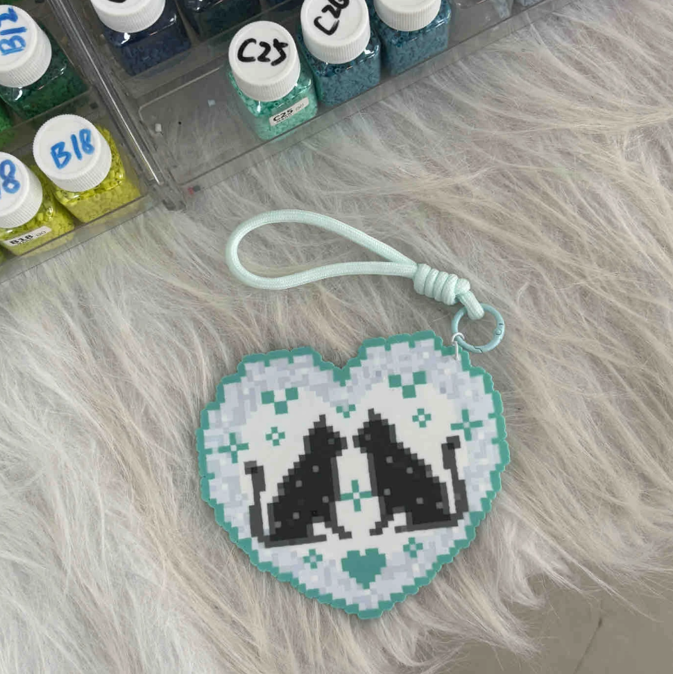 Heart‑Shaped Cats – Two Kittens Facing Each Other – Pixel Perler Art