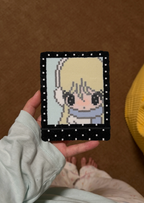 Polaroid Girl Pixel Charm – Glitter Frame, Headphones & Scarf – Retro Cute Decor