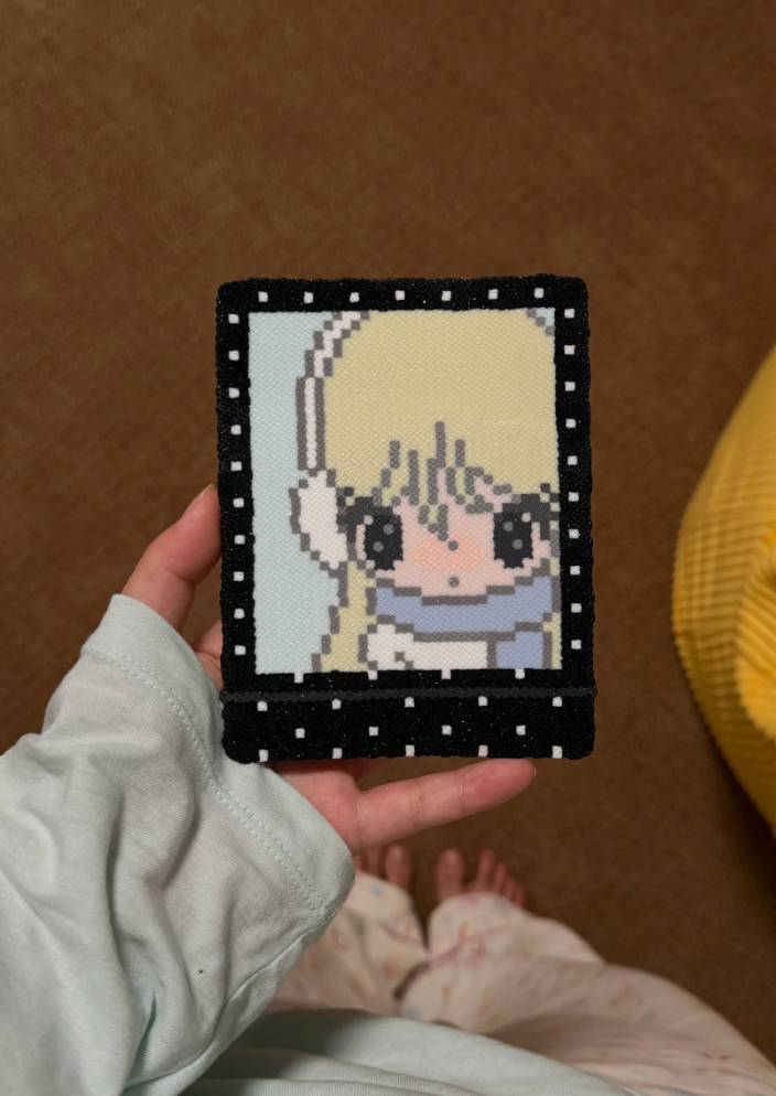 Polaroid Girl Pixel Charm – Glitter Frame, Headphones & Scarf – Retro Cute Decor